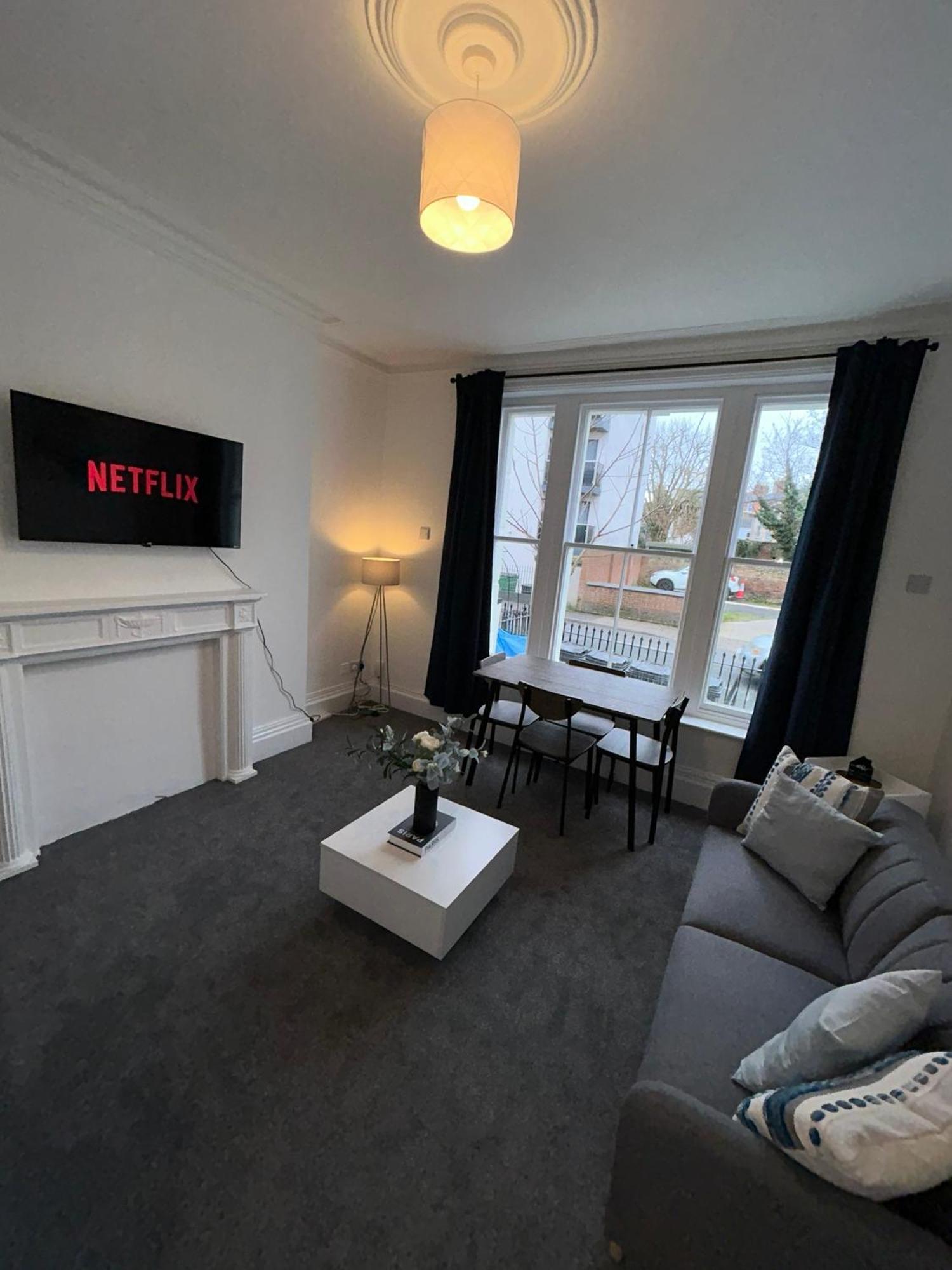 Brand New Modern Apartments Steps From Gloucester Quays Екстериор снимка