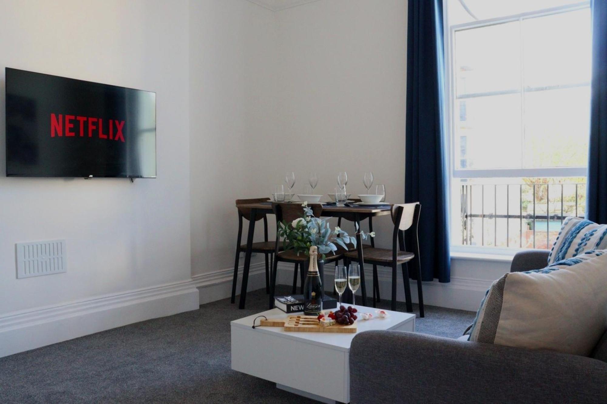 Brand New Modern Apartments Steps From Gloucester Quays Екстериор снимка